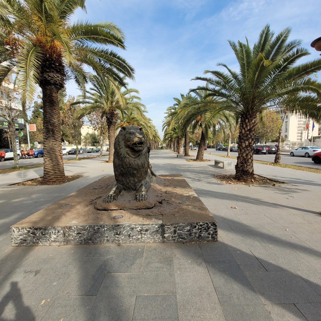 Histoire de Fès : Lion en bronze sur l'avenue Hassan 1ier