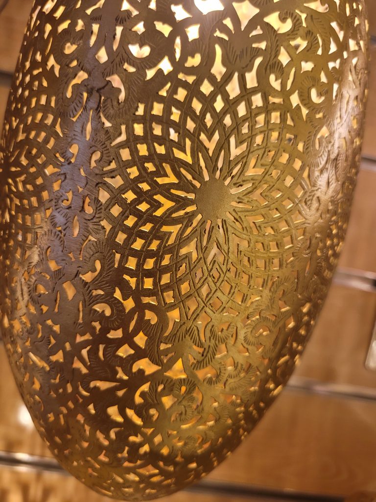 Luminaires en bronze : artisanat de Fès
